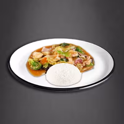 Reis mit verschiedenem Gemüse und Chop Suey