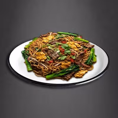 Gebratene Nudeln mit Rinderfleisch, Gemüse und Ei
