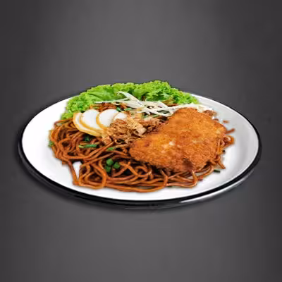 Gebratene Nudeln mit knuspriges Hühnerfleisch, Gemüse und Ei,
