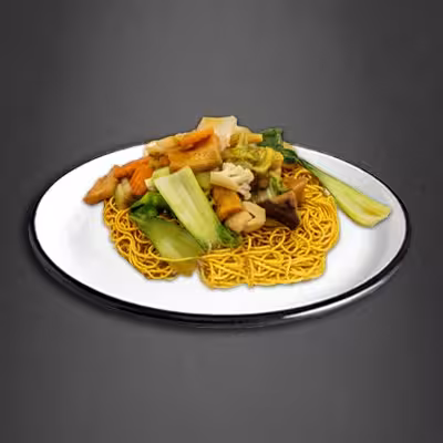 Gebratene Nudeln mit Tofu. Gemüse und Ei (vegetarisch)