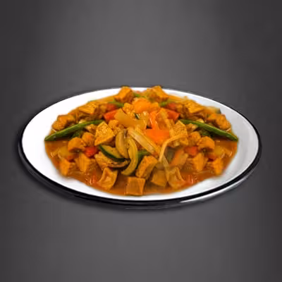 Gebratener Tofu mit Gemüse. Currysauce und Süß-Sauer-Sauce