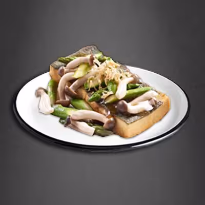 Gebratener Tofu mit Bambusmorcheln. Champignons und Spargel