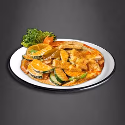 Gebratener Tofu mit rotem Curry und Kokosmilch (scharf)