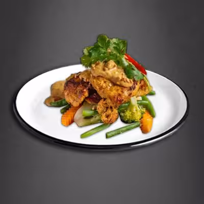 Knuspriges Hühnerfleisch mit Gemüse und Erdnusssauce