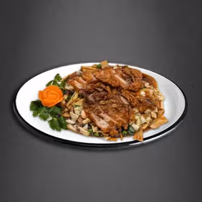 Knusprige Ente mit Gemüse und Erdnusssauce