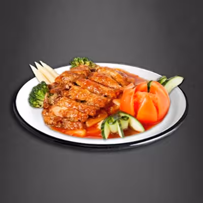 Knusprige Ente mit Broccoli, Paprika, Gemüse und pikanter Sauce